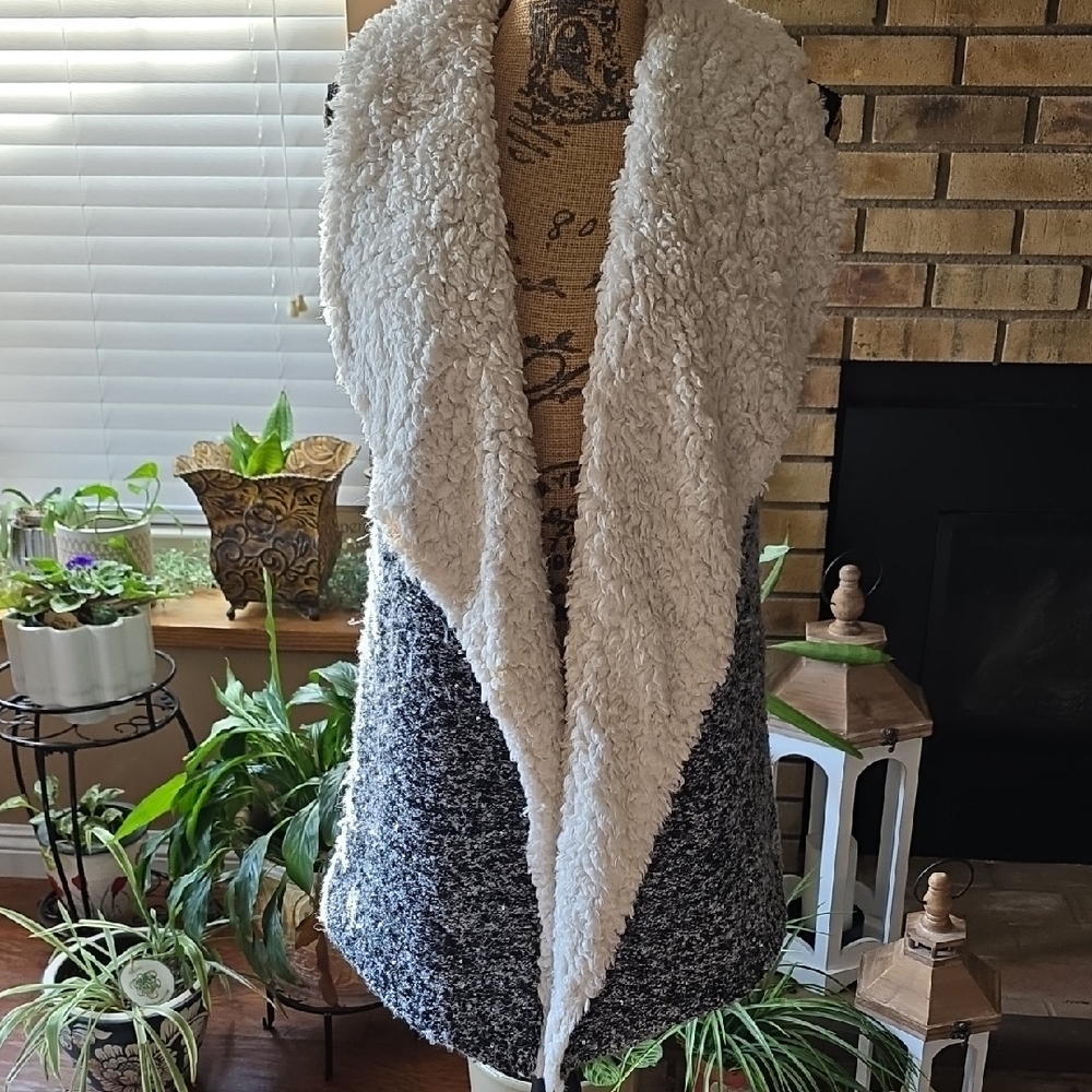 Cozy Two-Tone Sherpa Open Front Vest - Cream & Gray